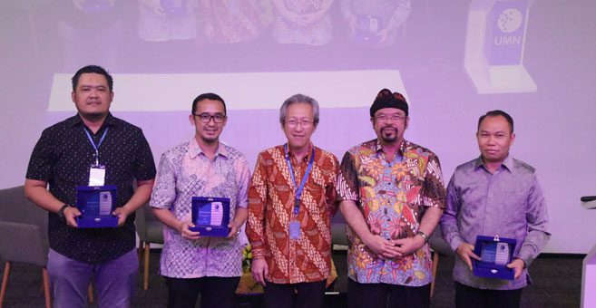 Pemberian Plakat kepada Para Partner (dok.UMN)