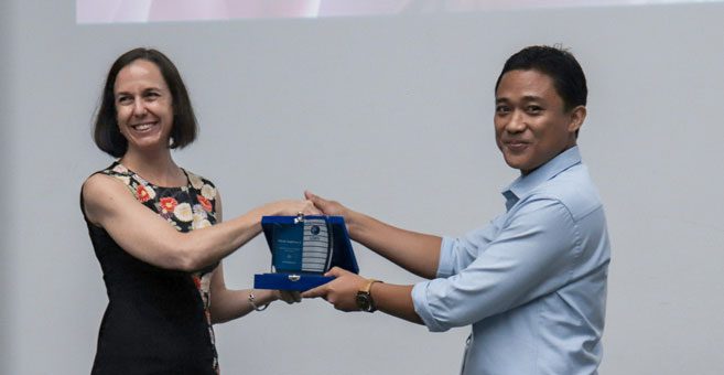 (ka-ki) Kaprodi Jurnalistik FX Lilik menyerahkan plakat kepada Prof. Jane Stadler (dok.UMN)