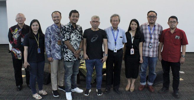 (tengah) Pembicara diapit Dekan, Kaprodi beserta Dosen Fakultas Ilmu Komunikasi (dok.UMN)