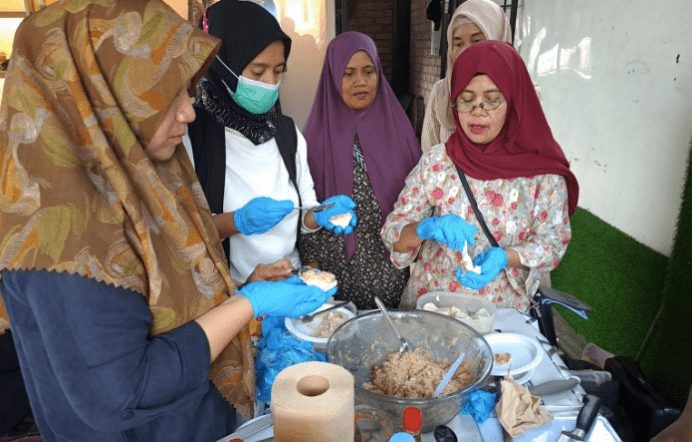 UMN Berdayakan Masyarakat Lokal dengan Pelatihan Produksi Makanan Bersih dan Kebersihan Pribadi Mahasiswa