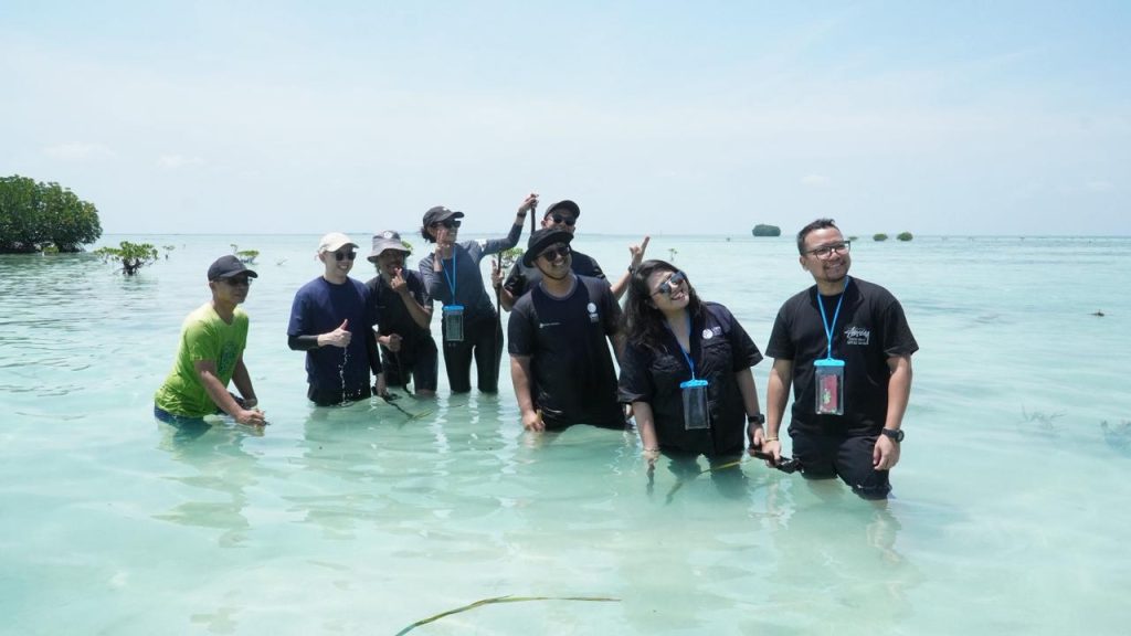 UMN ECO Menanam Lamun di Pulau Pari, Dorong Mahasiswa Pahami Keberlanjutan Secara Nyata