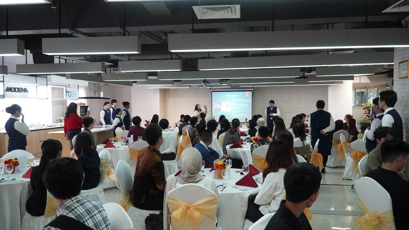 Mahasiswa FIKOM UMN Ikuti Pelatihan Dining Etiquette: Bekal Penting untuk Profesional Muda