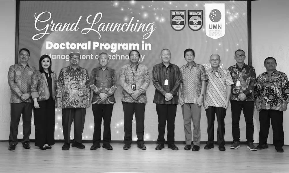 Foto-bersama-BoD-Kompas-Gramedia-greyscale